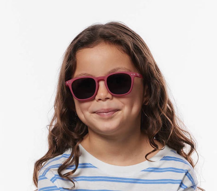 izipizi-decije-naocare-za-sunce-child-5-7-god-e-cranberry-mini-mondo-2 izipizi-decije-naocare-za-sunce-child-5-7-god-e-cranberry-mini-mondo-2